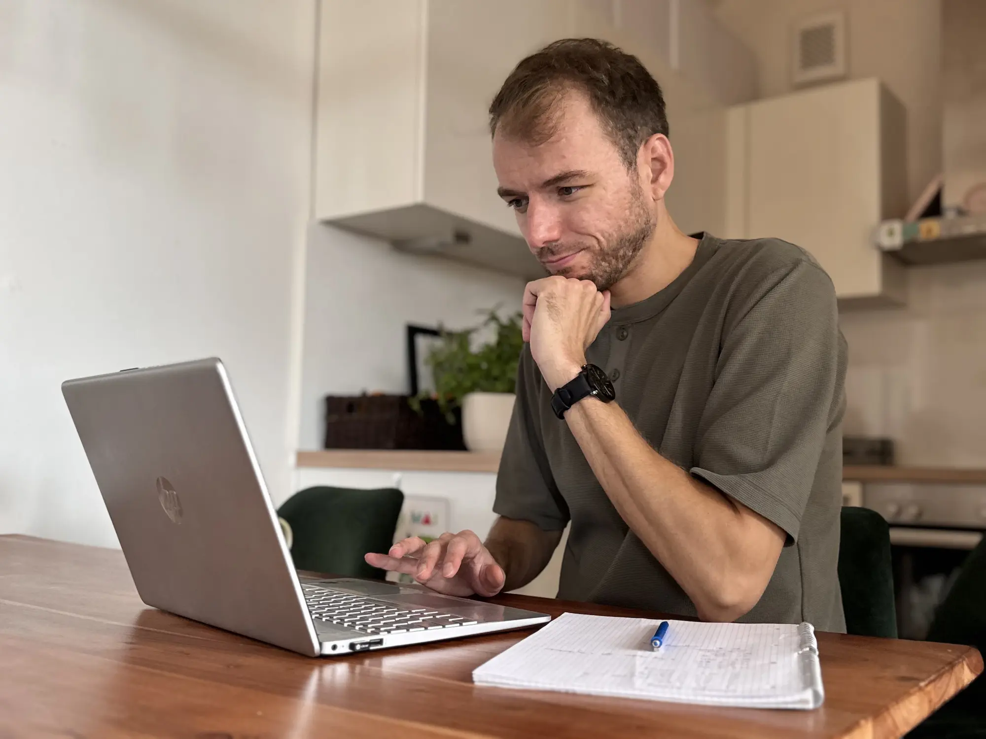 Marvin denkt nach und recherchiert am Laptop