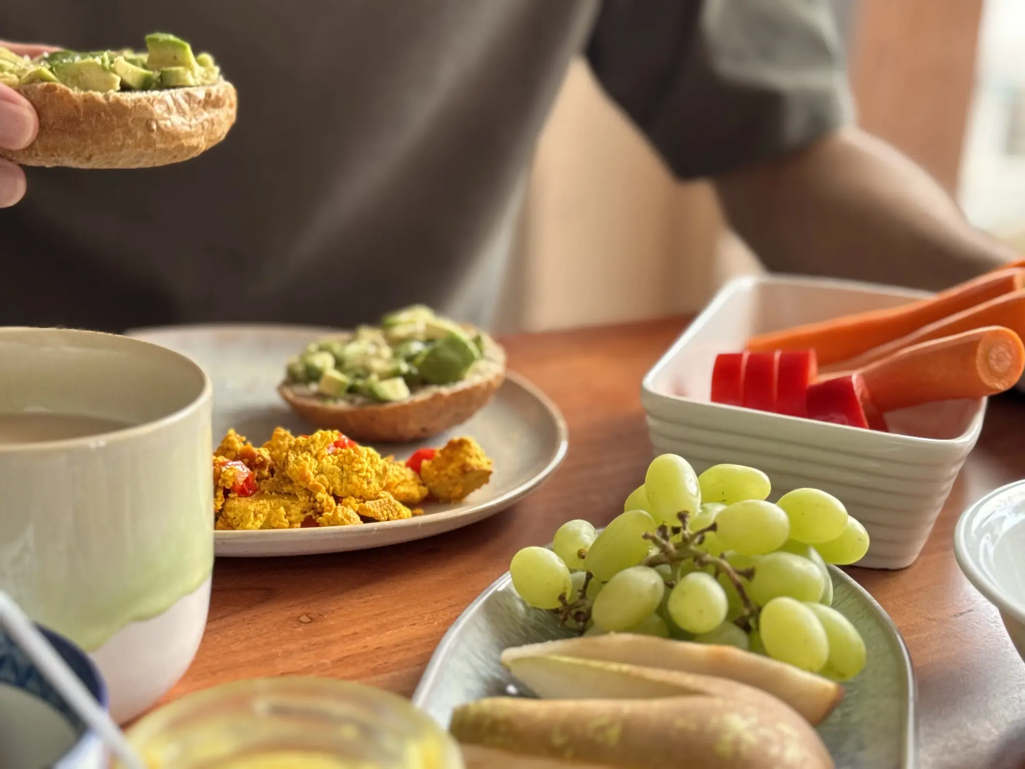 Detailaufnahme von einem Avocadrobrötchen