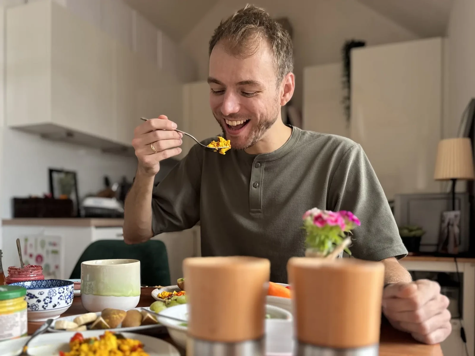 Marvin, der lachend einen Bissen Scrambled Tofu isst