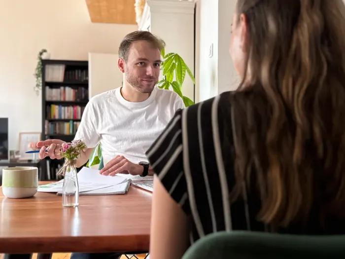 Marvin erklärt einer Kundin eine gesunde vegane Ernährung