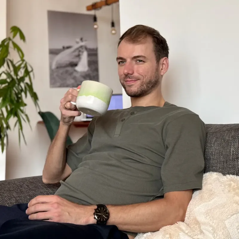 Marvin sitzt mit einer Tasse Tee auf der Couch und schaut aus dem Fenster