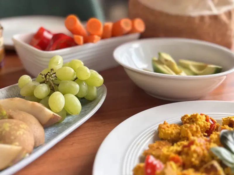 Tafel mit verschiedenen Gerichten