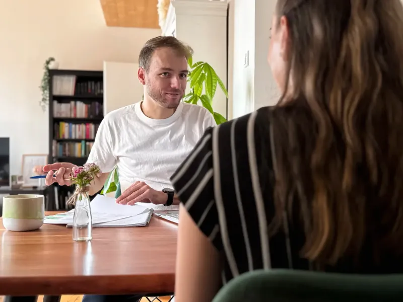 Marvin erklärt einer Kundin eine gesunde vegane Ernährung