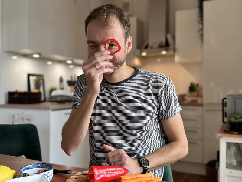 Marvin schaut durch Paprika-Kringel und lächelt