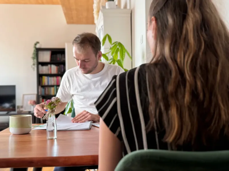 Marvin beantwortet in der Beratung eine Frage