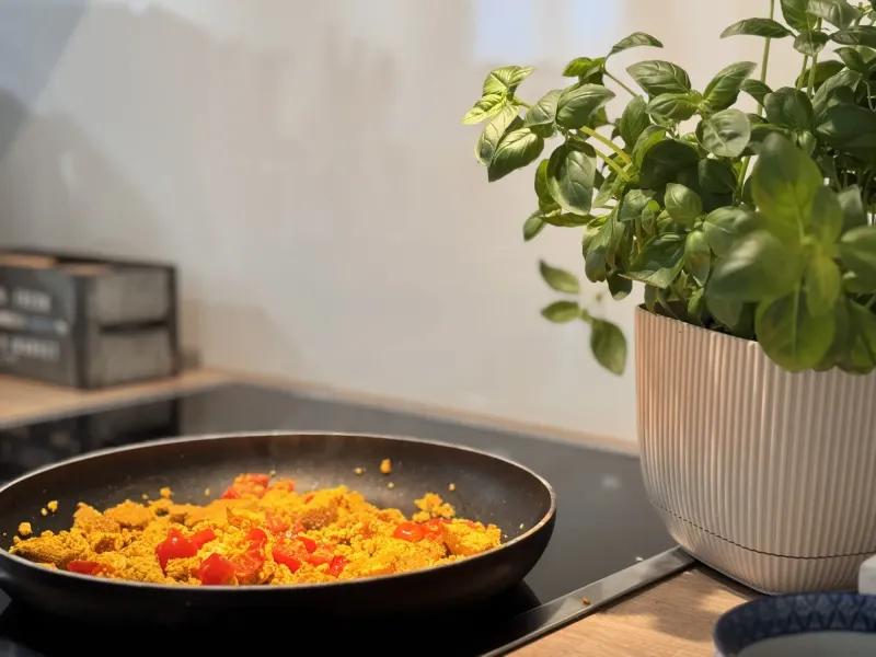 Scrambled Tofu, der gerade in der Pfanne gebraten wird