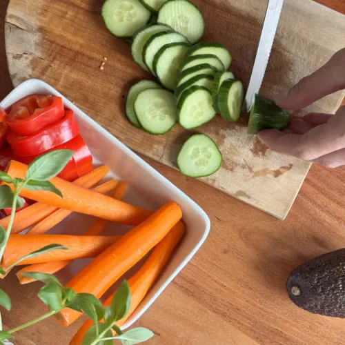 Marvin schneidet eine Gurke
