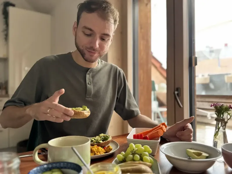 Marvin schaut sitzend auf dein Avocadobrötchen